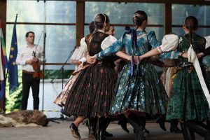 A Kis Sendergő és a Sendergő Néptáncegyüttes műsora a XXXIX. Honti Kulturális napokon A Kis Sendergő és a Sendergő Néptáncegyüttes műsora a XXXIX. Honti Kulturális napokon