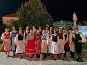 Megyer Táncegyüttes: Fordulj rózsám kereken c. műsora Nagymegyeren Megyer Táncegyüttes: Fordulj rózsám kereken c. műsora Nagymegyeren